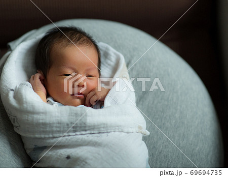 生後7日目の新生児の赤ちゃんの写真素材