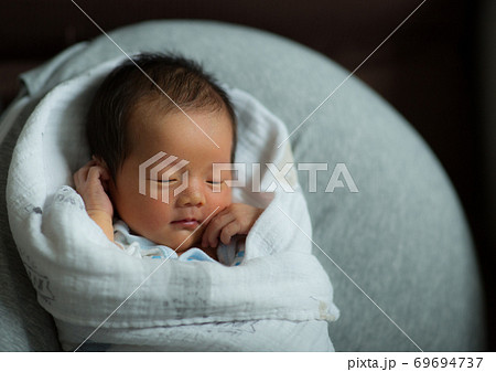 生後7日目の新生児の赤ちゃん 69694737