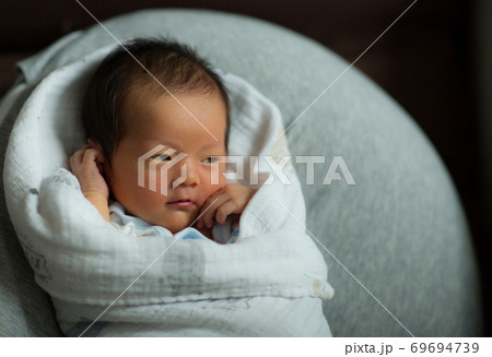 生後7日目の新生児の赤ちゃん 69694739