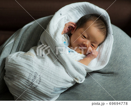 生後7日目の新生児の赤ちゃん 69694778