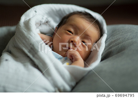 生後7日目の新生児の赤ちゃん 69694795