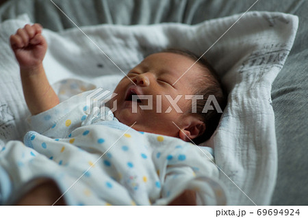 生後7日目の新生児の赤ちゃんの写真素材