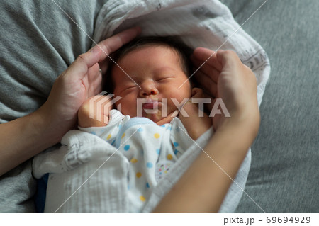 生後7日目の新生児の赤ちゃん 69694929