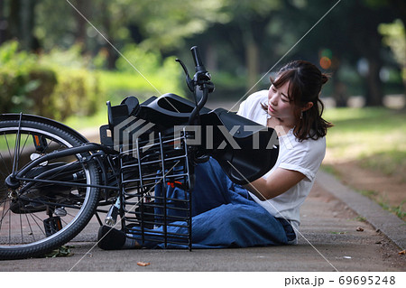 自転車で転倒する女性 自転車で転倒する女性 69695248