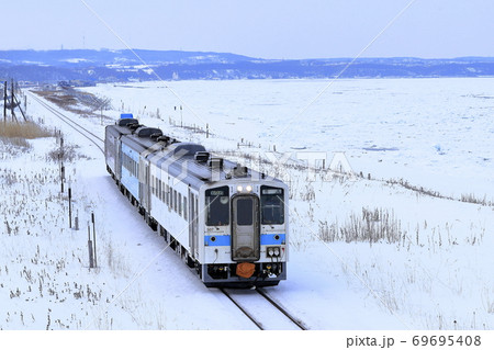 冬の釧網本線と流氷 69695408