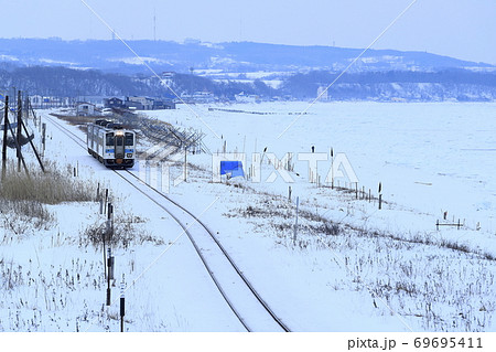 冬の釧網本線と流氷 冬の釧網本線と流氷 69695411