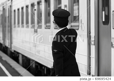 冬の釧網本線の車掌さん 冬の釧網本線の車掌さん 69695424
