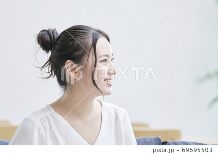 笑顔の女性 笑顔の女性 69695503