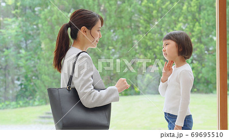 会話する母娘 69695510