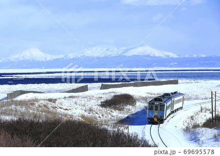 冬の釧網本線と流氷 69695578