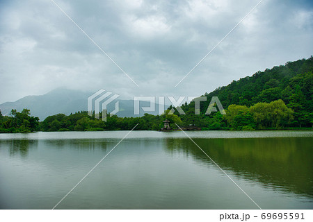 曇り空の滋賀県三島池 69695591
