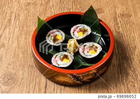 巻き寿司 Rolled sushi  69696052