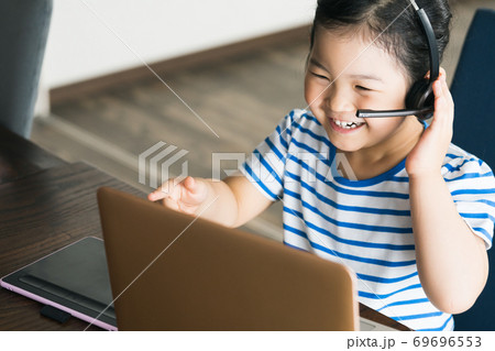 オンライン学習する子ども オンライン学習する子ども 69696553