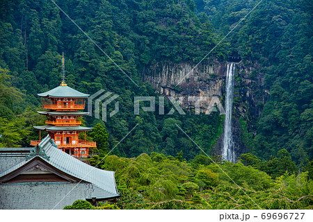 和歌山県 那智山青岸渡寺の三重の塔と那智の滝 和歌山県 那智山青岸渡寺の三重の塔と那智の滝 69696727