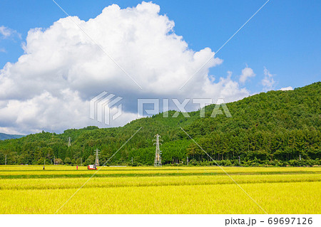 秋の農村風景 秋の農村風景 69697126