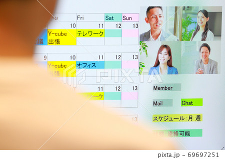 メンバーの週間スケジュールを表示してオンラインミーティングに参加する男性 69697251
