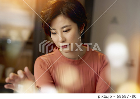 20代の女性 69697780