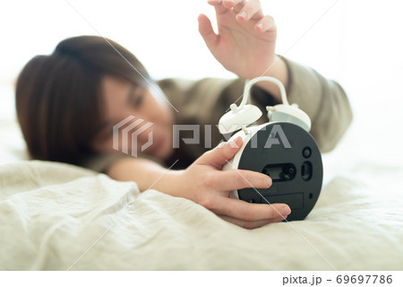 かわいい女性のポートレート かわいい女性のポートレート 69697786