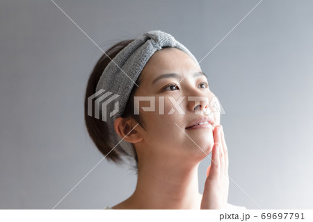 すっぴん風ポートレート 69697791