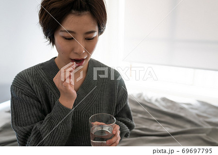 20代の女性 20代の女性 69697795