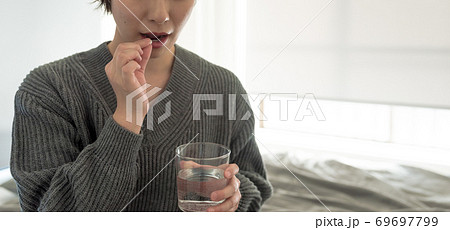 20代の女性 69697799