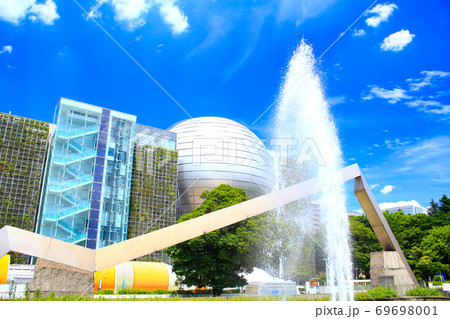 名古屋市、名古屋市科学館と噴水の風景 69698001