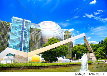 名古屋市、名古屋市科学館と噴水の風景 69698004