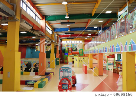 静岡県裾野市にある富士山のふもとの遊園地の屋内遊技場 静岡県裾野市にある富士山のふもとの遊園地の屋内遊技場 69698166