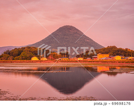 香川県 丸亀市 宮池から見る夕方の飯野山 讃岐富士の写真素材 69698176 Pixta