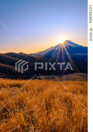 明神山から望む富士山（冬・夕景） 69698201