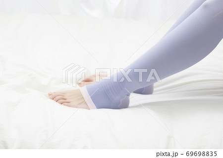 着圧ソックスを履く女性 69698835