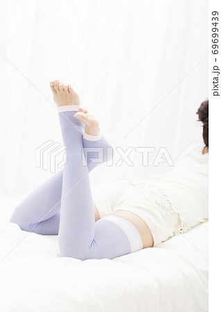 着圧タイツを穿く女性 着圧タイツを穿く女性 69699439