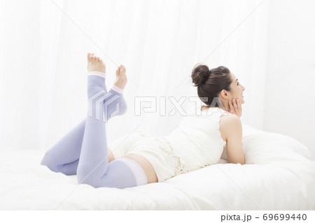 着圧タイツを穿く女性 着圧タイツを穿く女性 69699440