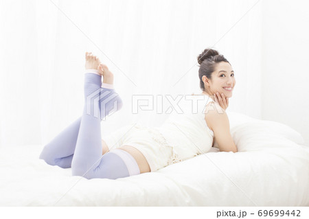 着圧タイツを穿く女性 着圧タイツを穿く女性 69699442