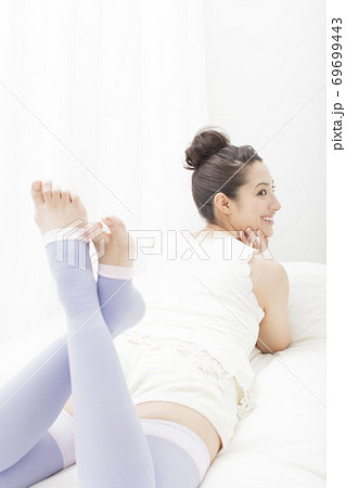着圧タイツを穿く女性 着圧タイツを穿く女性 69699443