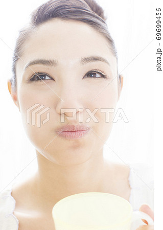 歯磨きをする女性 歯磨きをする女性 69699456