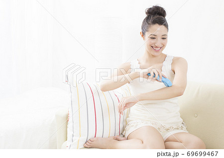 ムダ毛処理をする女性 ムダ毛処理をする女性 69699467