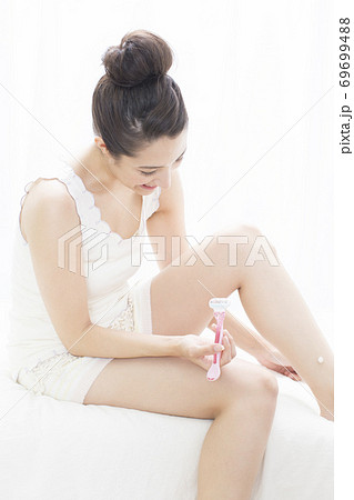 ムダ毛を剃る女性 ムダ毛を剃る女性 69699488