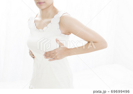 女性のバスト 69699496