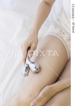 美容ローラーをする女性 69699531