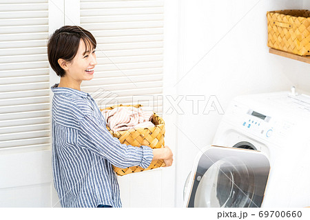 洗濯をする主婦 洗濯をする主婦 69700660