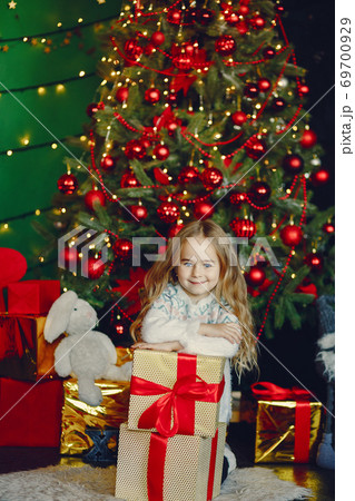 Little girl near christmas trre 69700929