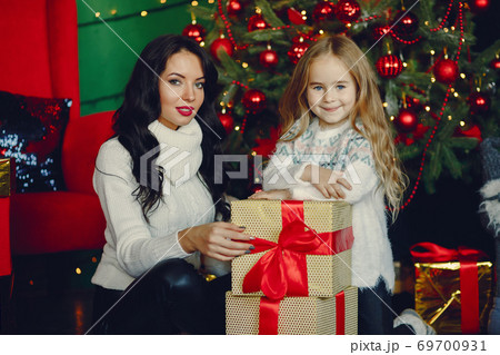 Mother with cute daughter 69700931