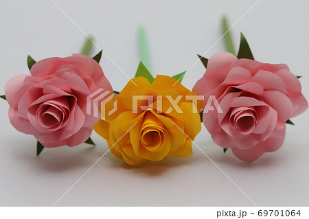 折り紙で作ったバラの花 69701064