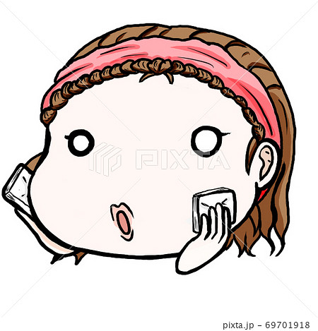 化粧水をコットンに染み込ませて肌に叩き込んでいる女性のイラスト素材