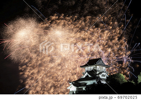 愛知県犬山市 日本ライン夏まつり納涼花火大会 花火と犬山城 の写真素材