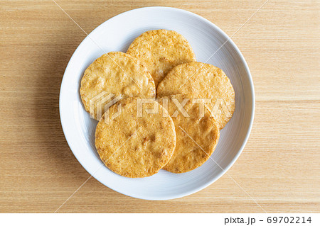 草加せんべい・真上アングル 69702214