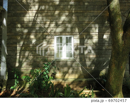 白い窓がある煉瓦造りの壁 白い窓がある煉瓦造りの壁 69702457