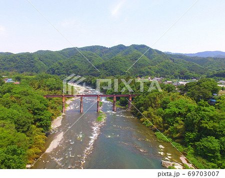 荒川橋梁〜ドローンで空撮(埼玉県秩父郡長瀞町長瀞・皆野町下田野) 荒川橋梁〜ドローンで空撮(埼玉県秩父郡長瀞町長瀞・皆野町下田野) 69703007