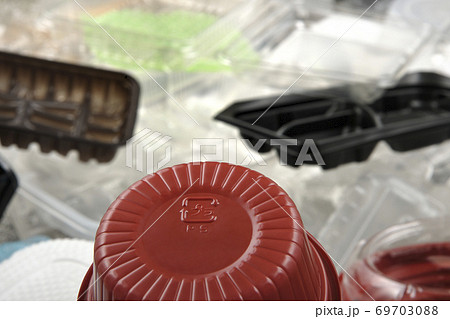 使用済みプラ容器のリサイクルとごみ問題のイメージ・プラマークのアップ 69703088